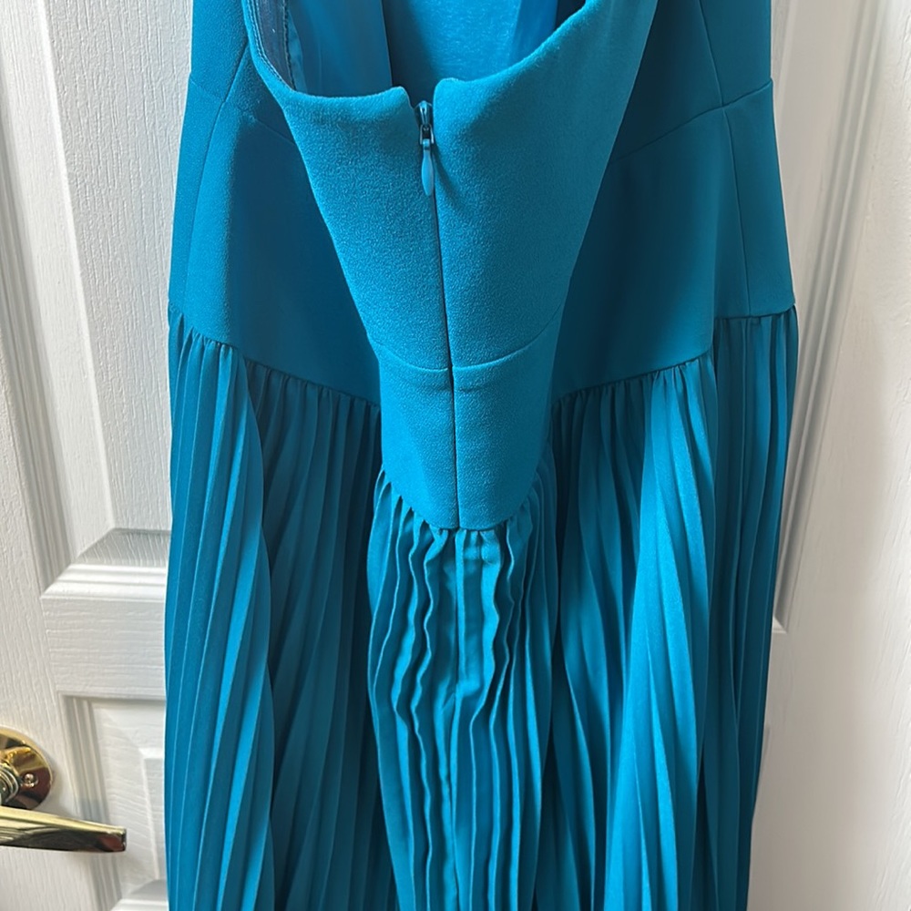 Formal dress - Picture 5 of 9